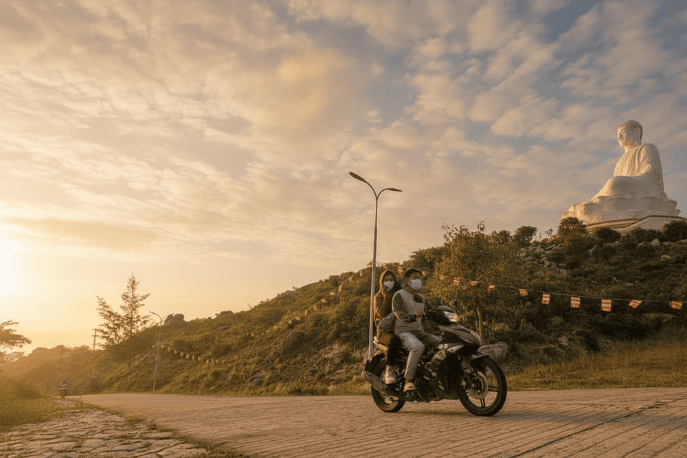 Du khách không đủ sức leo hơn 600 bậc thang có thể lựa chọn dịch vụ xe ôm để lên đỉnh núi